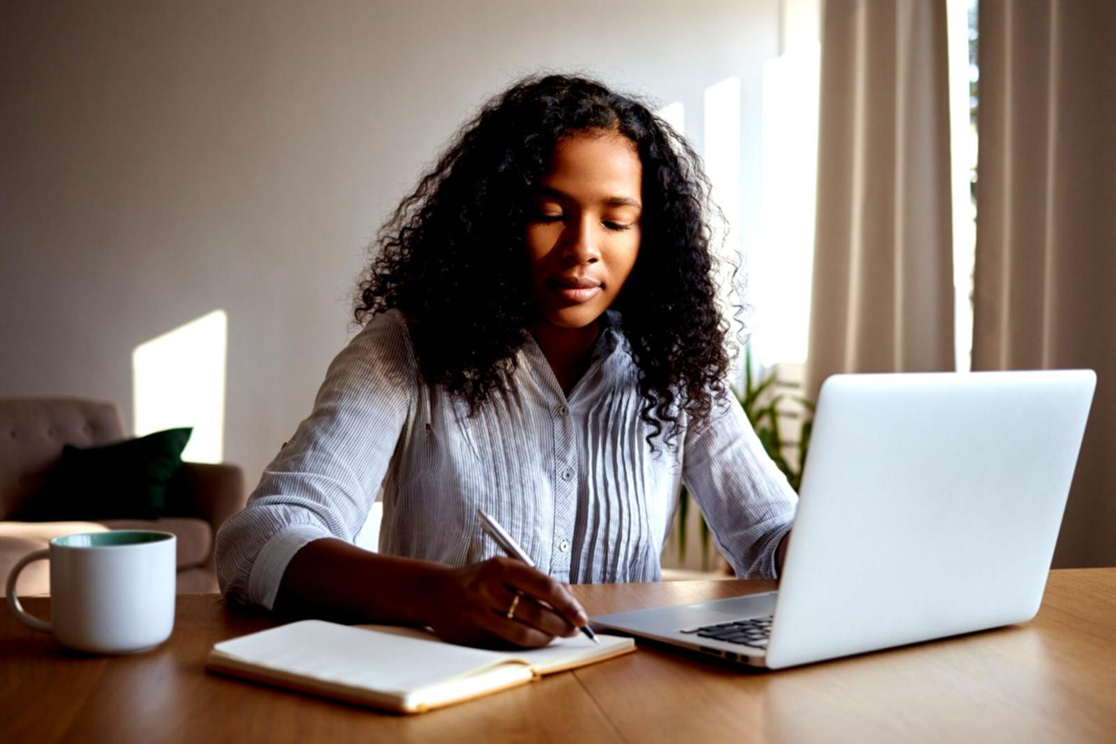 Professionelles Büroumfeld mit modernen Arbeitsplätzen